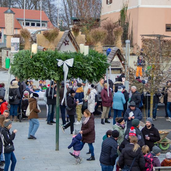 Bild enthält, Neighborhood, Pants, Adult, Female, Person, Woman, Male, Man, Jeans, People