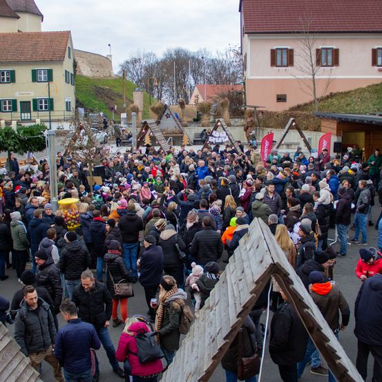Bild enthält, People, Person, Crowd, Car, Transportation, Vehicle, Clothing, Footwear, Shoe