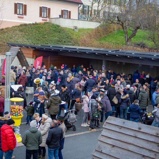 Bild enthält, People, Person, Bus Stop, Outdoors, Shelter, Crowd, Jeans, Pants, Shoe, Restaurant