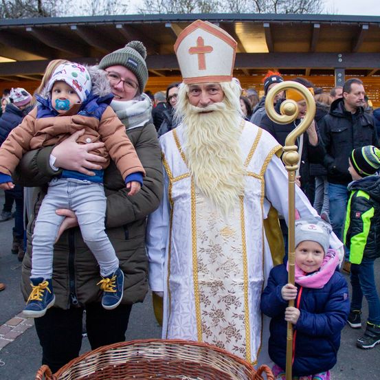 Bild enthält, Baby, Person, Child, Female, Girl, Head, Face, Adult, Male, Man