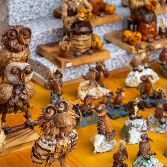 Bild enthält, Art, Handicraft, Wood, Figurine, Toy, Person, Bird, Honey Bee, Monkey, Pineapple