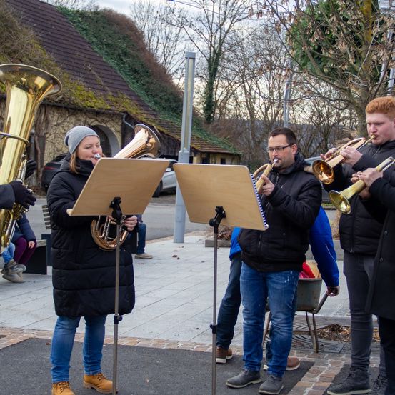Bild enthält, Group Performance, Music Band, Person, Adult, Male, Man, Tuba, Flugelhorn, Jeans, Shoe