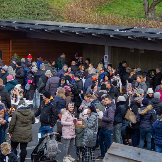 Bild enthält, People, Person, Pants, Jeans, Crowd, Bus Stop, Adult, Female, Woman, Man