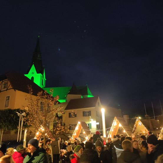 Bild enthält, Lighting, Spire, Urban, Adult, Male, Man, Person, Metropolis, Female, Woman