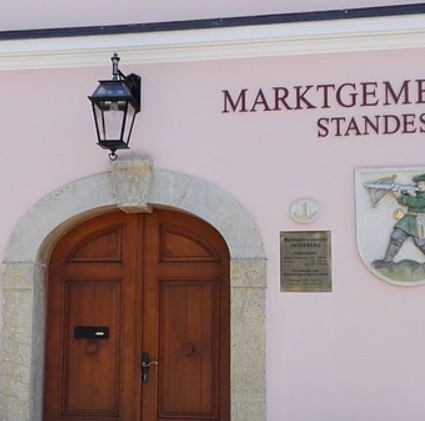 Bild enthält, Plant, Potted Plant, Door, Planter, Pottery, Person, Building, Housing, Villa, Window