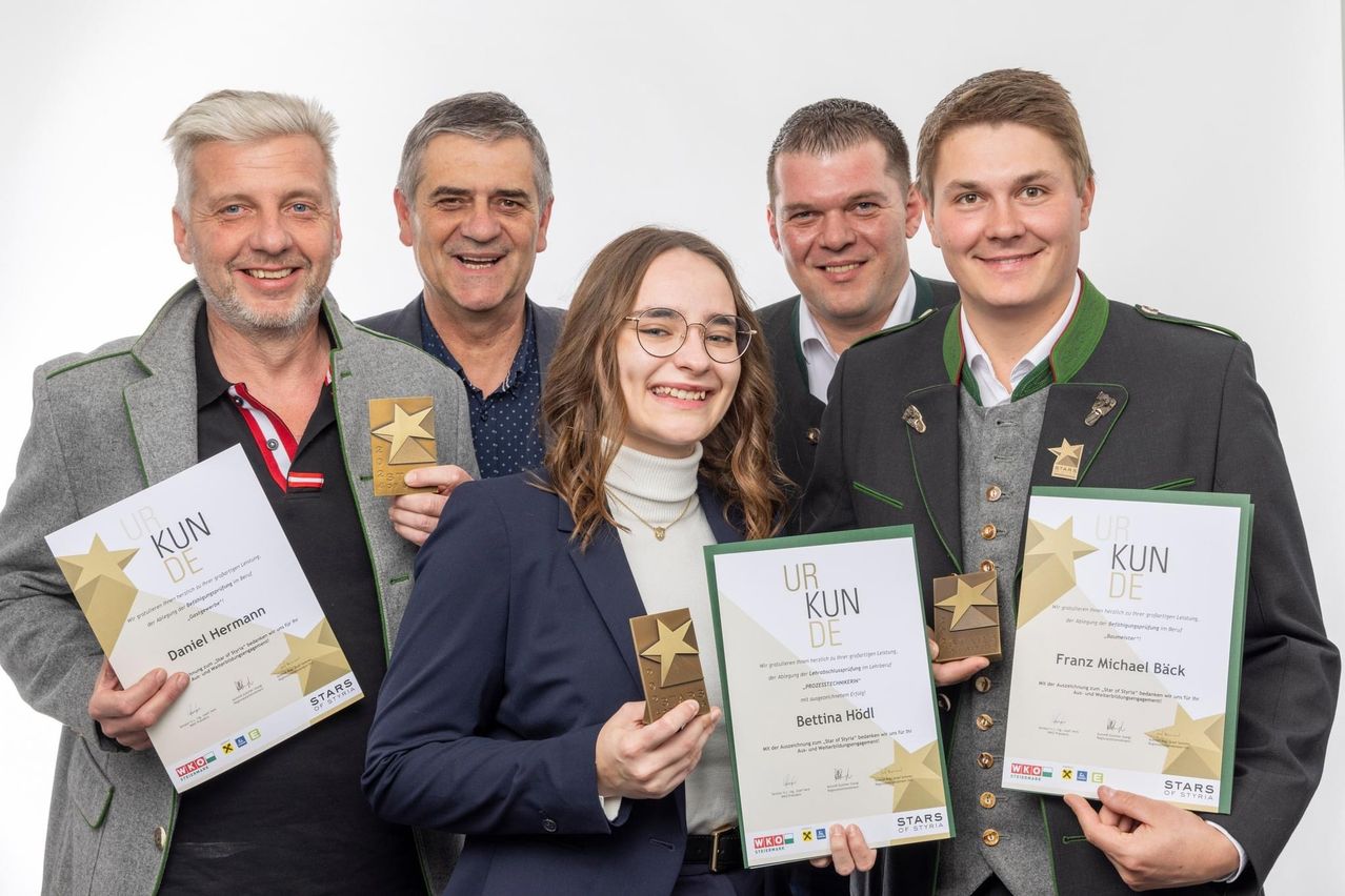 Bild enthält, Groupshot, Person, Blazer, Coat, Jacket, Adult, Male, Man, Text, People