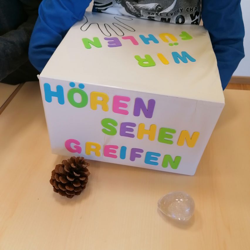 Bild enthält, Number, Symbol, Text, Boy, Child, Male, Person, Box