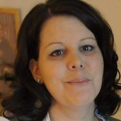 Bild enthält, Accessories, Earring, Jewelry, Face, Head, Person, Photography, Portrait, Smile, Black Hair