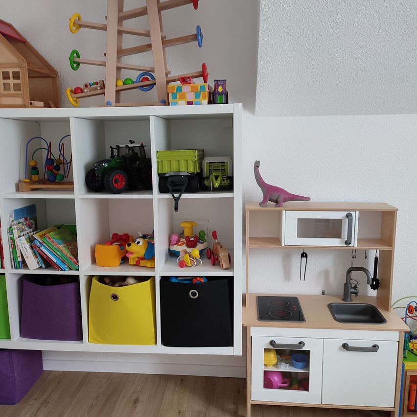 Bild enthält, Shelf, Furniture, Table, Bookcase, Desk, Machine, Wheel, Sink