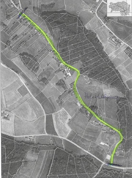 Ein schwarz-weißes Luftbild zeigt eine ländliche Landschaft mit einer grünen Linie, die einen Weg oder eine Straße anzeigt, verschiedene Felder und einige Gebäude.