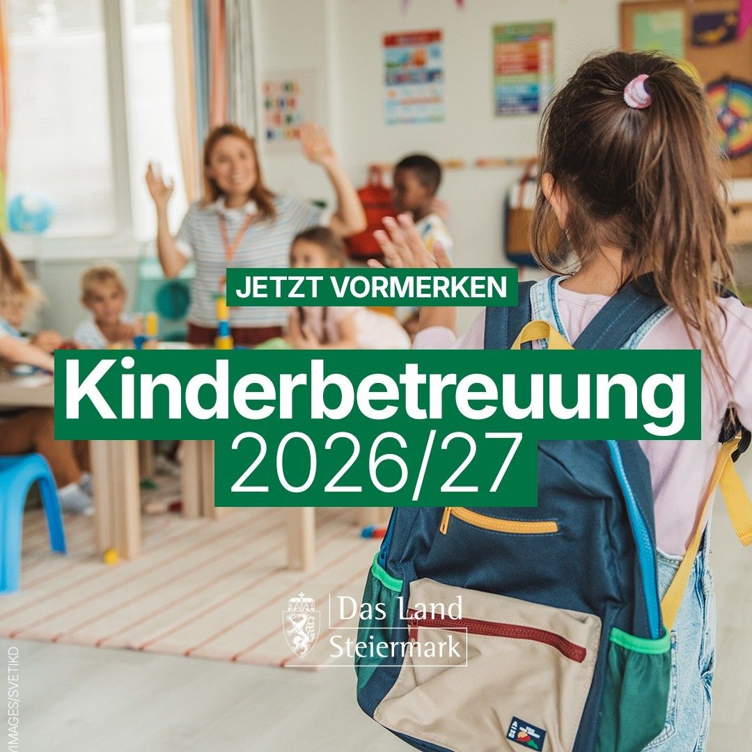 Ein Plakat über Kinderbetreuung für 2026/27 zeigt ein junges Mädchen mit Rucksack im Klassenzimmer. Eine Lehrerin und Kinder sind im Hintergrund. Das Plakat zeigt den Text 'JETZT VORMERKEN Kinderbetreuung 2026/27'.