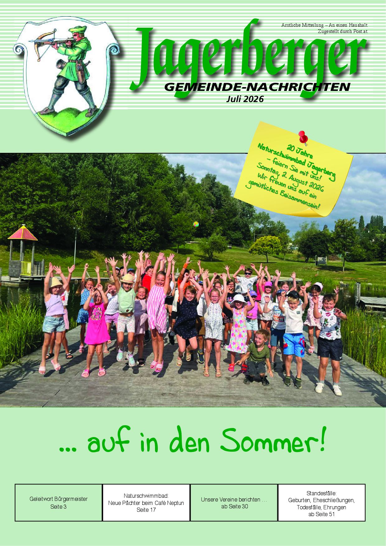 Eine Gruppe von Kindern und Erwachsenen steht und springt auf einem Holzsteg, mit einem gelben Zettel, der an einem Baum befestigt ist. Der Zettel lautet '20 Jahre Naturschwimmbad Jagerberg' und lädt zum Besuch an einem bestimmten Datum ein.