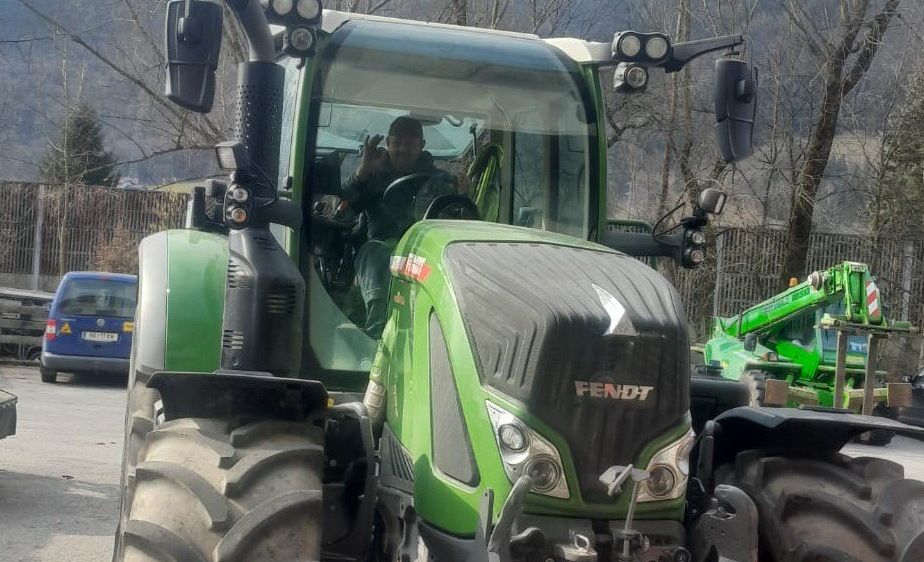 Bild enthält, Tractor, Vehicle, Adult, Male, Man, Person, Car, Machine, Wheel, Outdoors