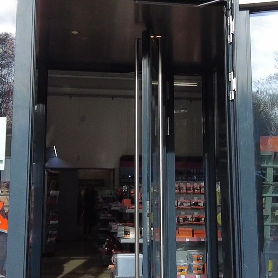 Bild enthält, Door, Person, Shop, Indoors