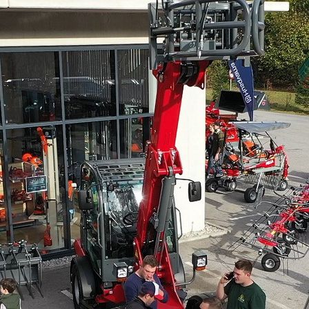 Bild enthält, Person, Helmet, Car, Transportation, Vehicle, Motorcycle, City, Building, Factory, Machine