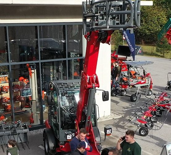 Bild enthält, Person, Helmet, Car, Transportation, Vehicle, Motorcycle, City, Building, Factory, Machine