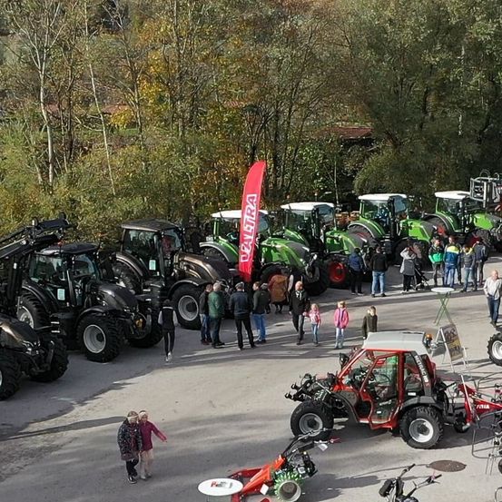Bild enthält, Person, Machine, Wheel, City, Outdoors, Motorcycle, Vehicle, People, Car, Tractor