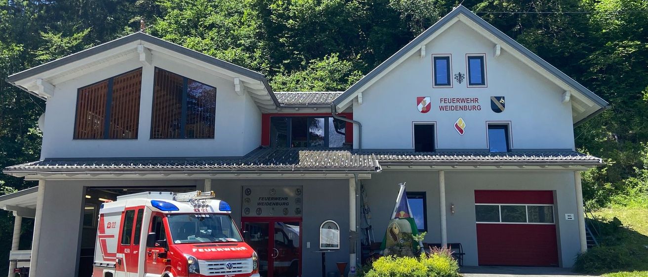 Bild enthält, Fire Station, Fire Truck, Transportation, Truck, Vehicle, Machine, Wheel, Person