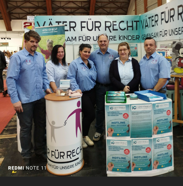 Bild enthält, Advertisement, Pants, Poster, Adult, Female, Person, Woman, Male, Man, Photography