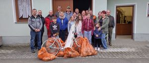 Bild enthält, Dress, Fashion, Formal Wear, Gown, Shelter, Pants, Shoe, Person, Hat, People