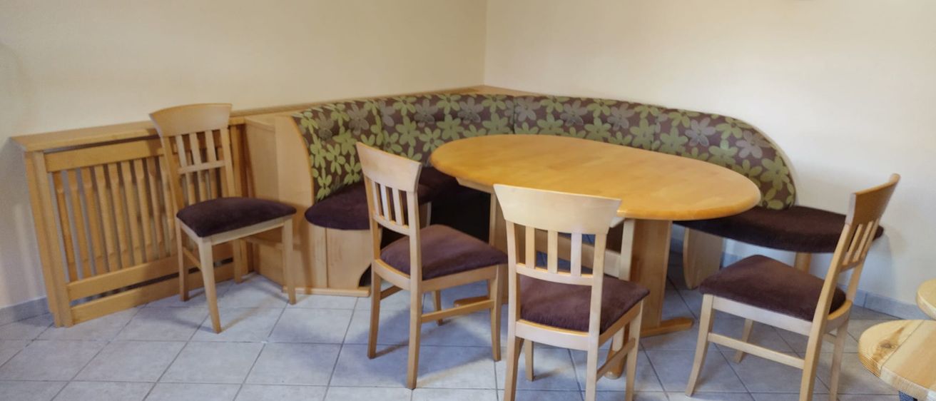 Bild enthält, Dining Table, Table, Dining Room, Floor, Interior Design, Wood, Cafeteria, Restaurant, Plywood, Flooring