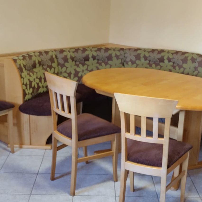 Bild enthält, Dining Table, Table, Dining Room, Floor, Interior Design, Wood, Cafeteria, Restaurant, Plywood, Flooring