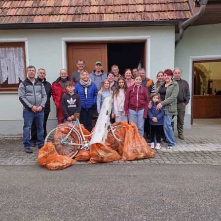 Bild enthält, Dress, Fashion, Formal Wear, Gown, Shelter, Pants, Shoe, Person, Hat, People