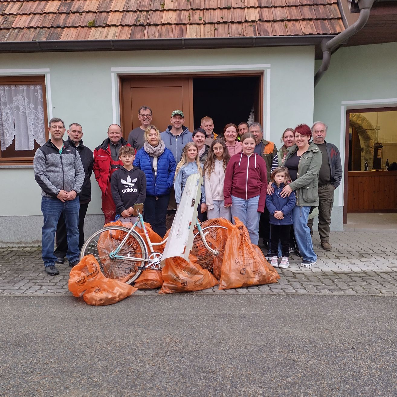 Bild enthält, Dress, Fashion, Formal Wear, Gown, Shelter, Pants, Shoe, Person, Hat, People