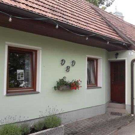 Bild enthält, Lamp, Plant, Housing, Window, House, Bay Window, Interior Design, City, Resort