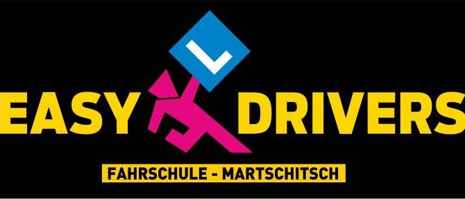 Das Easy Drivers Logo zeigt eine Person, die eine blaue Box mit einem weißen Haken trägt. Darunter steht 'EASY DRIVERS'. Der Slogan 'FAHRSCHULE - MARTSCHITSCH' ist in Gelb auf schwarzem Hintergrund.