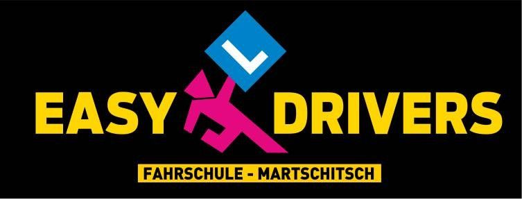 Das Easy Drivers Logo zeigt eine Silhouette einer Person, die eine blaue Box mit einem weißen Haken hält, mit dem Text 'EASY DRIVERS' in fetter gelber Schrift und 'FAHRSCHULE - MARTSCHITSCH' darunter.