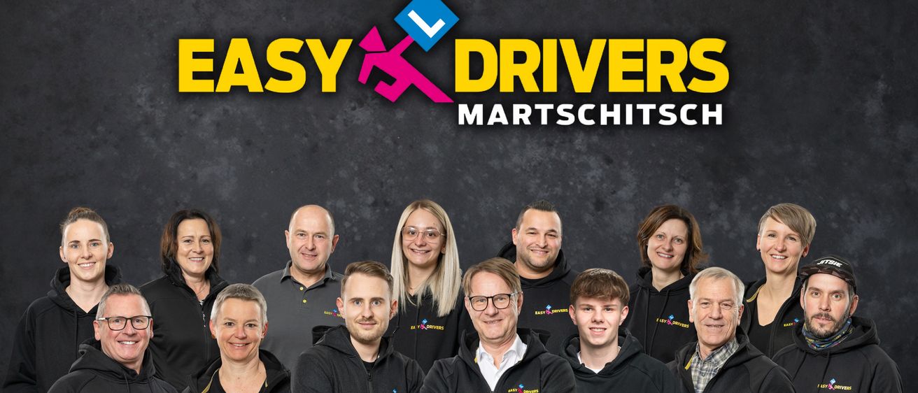 Eine Gruppe von Menschen in schwarzen Jacken steht vor einem schwarzen Hintergrund. Die Worte 'Easy Drivers Martschitzsch' sind in Gelb geschrieben.