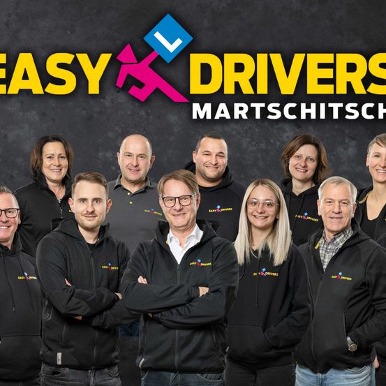 Bild enthält, People, Person, Groupshot, Adult, Female, Woman, Glasses, Male, Man, Jacket