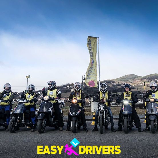 Bild enthält, People, Person, Motorcycle, Vehicle, Helmet, Moped, Glove, Scooter, Wheel, Shoe