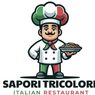 Ein Koch, der einen Teller mit Nudeln hält und ein lächelndes Gesicht hat, trägt einen Kochmütze und Uniform. Das Logo lautet 'Sapori Tricolori Italian Restaurant'.