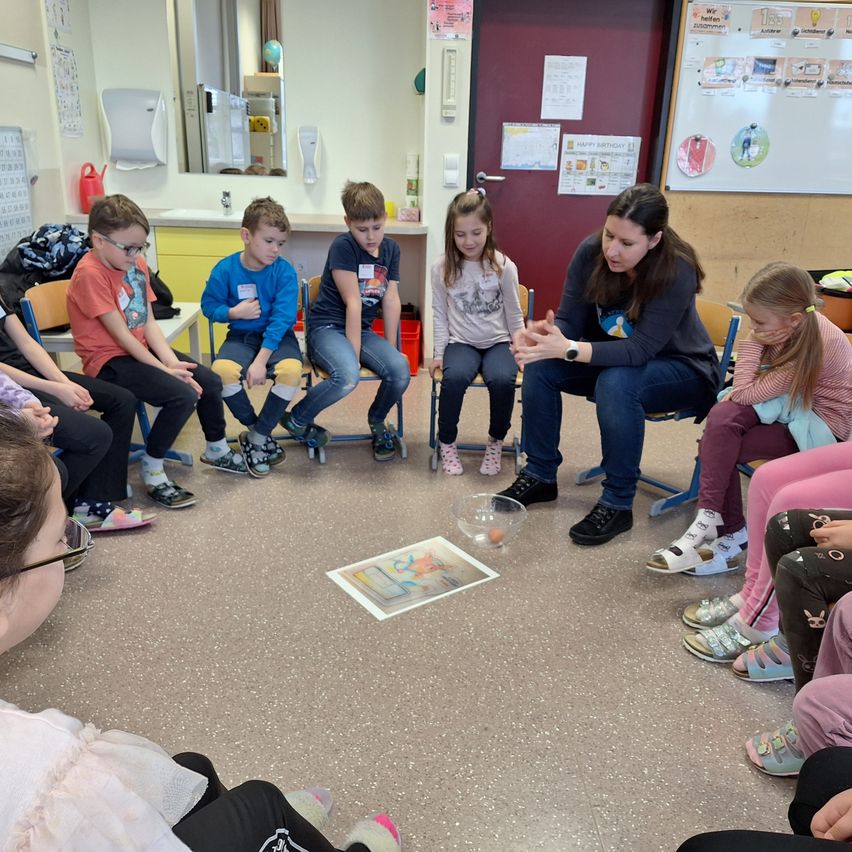 Bild enthält, Person, Child, Female, Girl, Boy, Male, Shoe, Jeans, School, Classroom