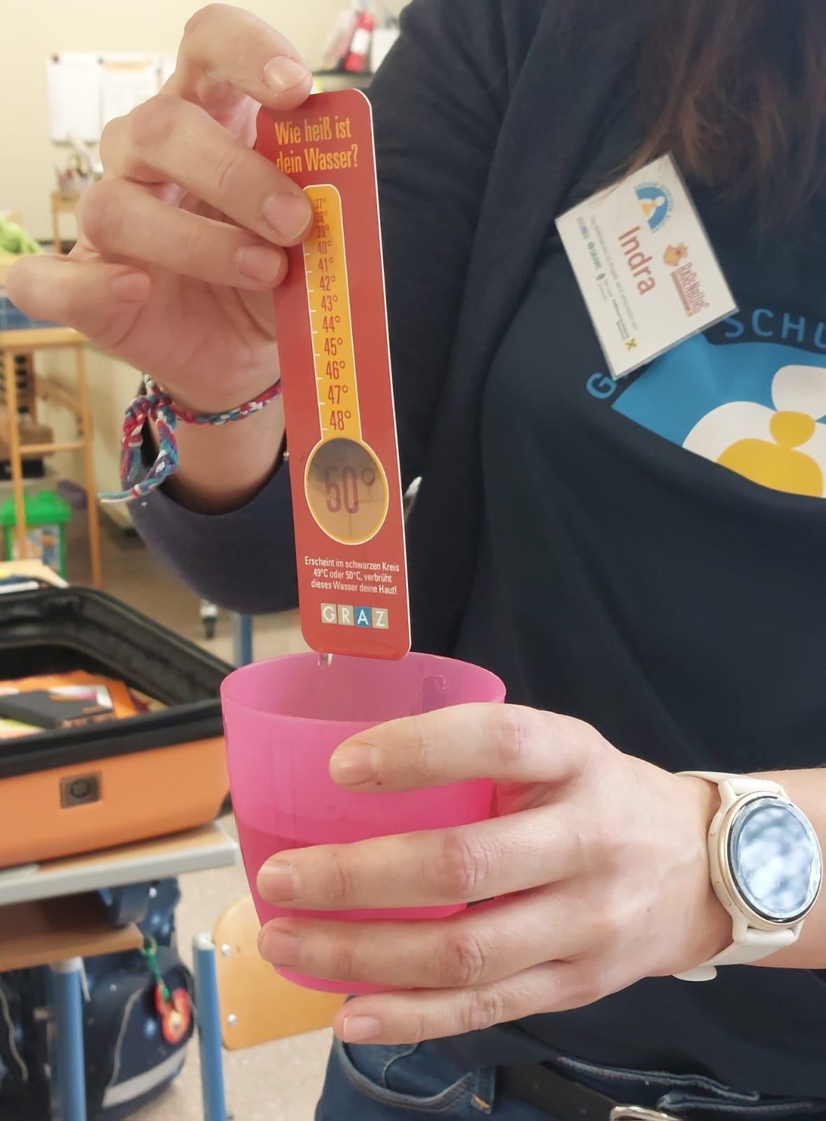 Bild enthält, Cup, Credit Card, Text, Business Card, Paper