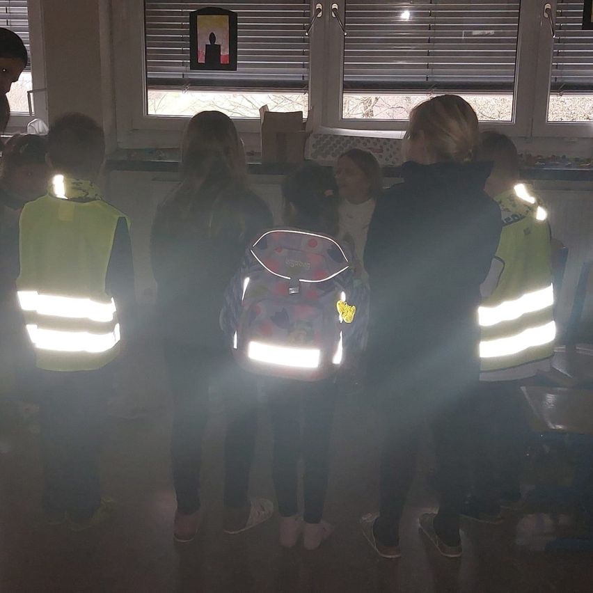 Bild enthält, Person, Clothing, Footwear, Shoe, Adult, Male, Man, Urban, Face, Head