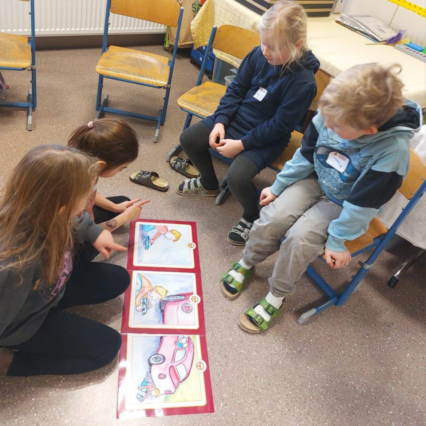 Bild enthält, Boy, Child, Male, Person, Female, Girl, Clothing, Footwear, Shoe, Student