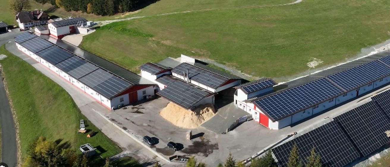 Bild enthält, Outdoors, Aerial View, Electrical Device, Architecture, Building, Solar Panels