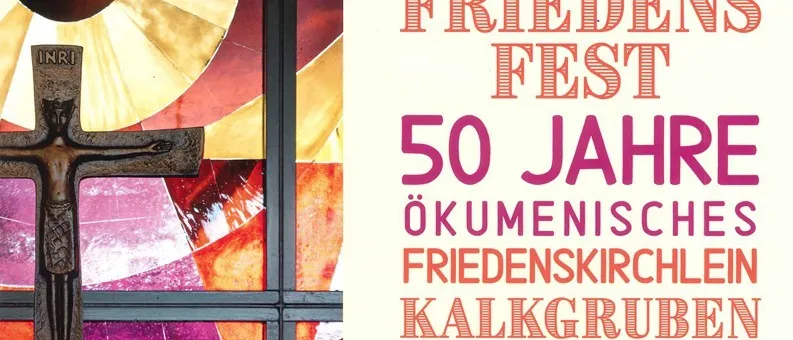 Ein Plakat für das Friedens Fest, eine Feier zum 50-jährigen Jubiläum der ökumenischen Friedenskirche in Kalkgruben, Deutschland. Das Poster zeigt ein farbenfrohes Buntglasfenster mit einem Kreuz in der Mitte, und die Veranstaltungsdetails sind auf Deutsch geschrieben.