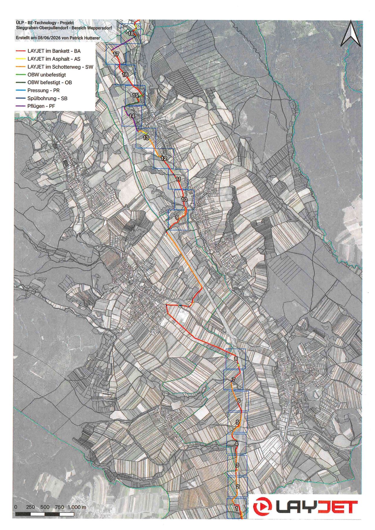Landwirtschaftliche Karte mit verschiedenen farbigen Linien, die unterschiedliche landwirtschaftliche Praktiken und nummerierte Bereiche anzeigen. Die Karte zeigt eine Landschaft mit Feldern und einem Straßennetz.