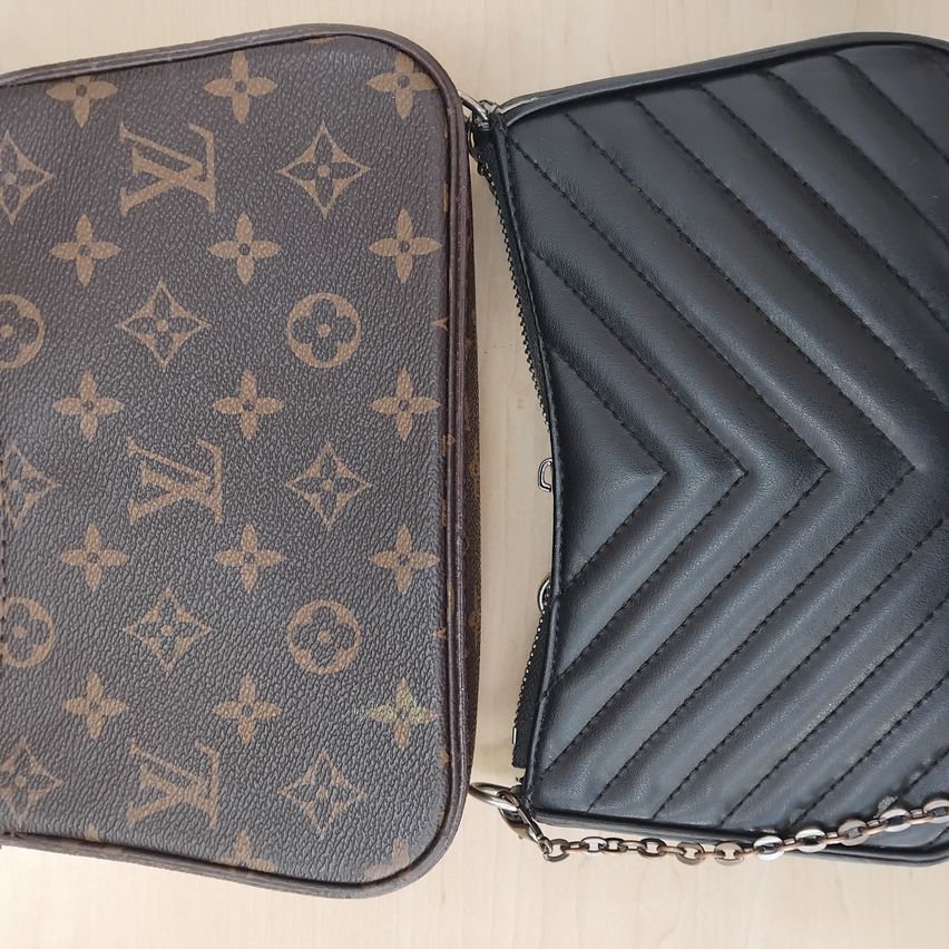Zwei Handtaschen sind nebeneinander ausgestellt. Die linke hat ein braunes Leder-Exterieur mit dem Louis Vuitton-Logo. Die rechte ist schwarz mit einem gesteppten Muster und einer silbernen Kette.
