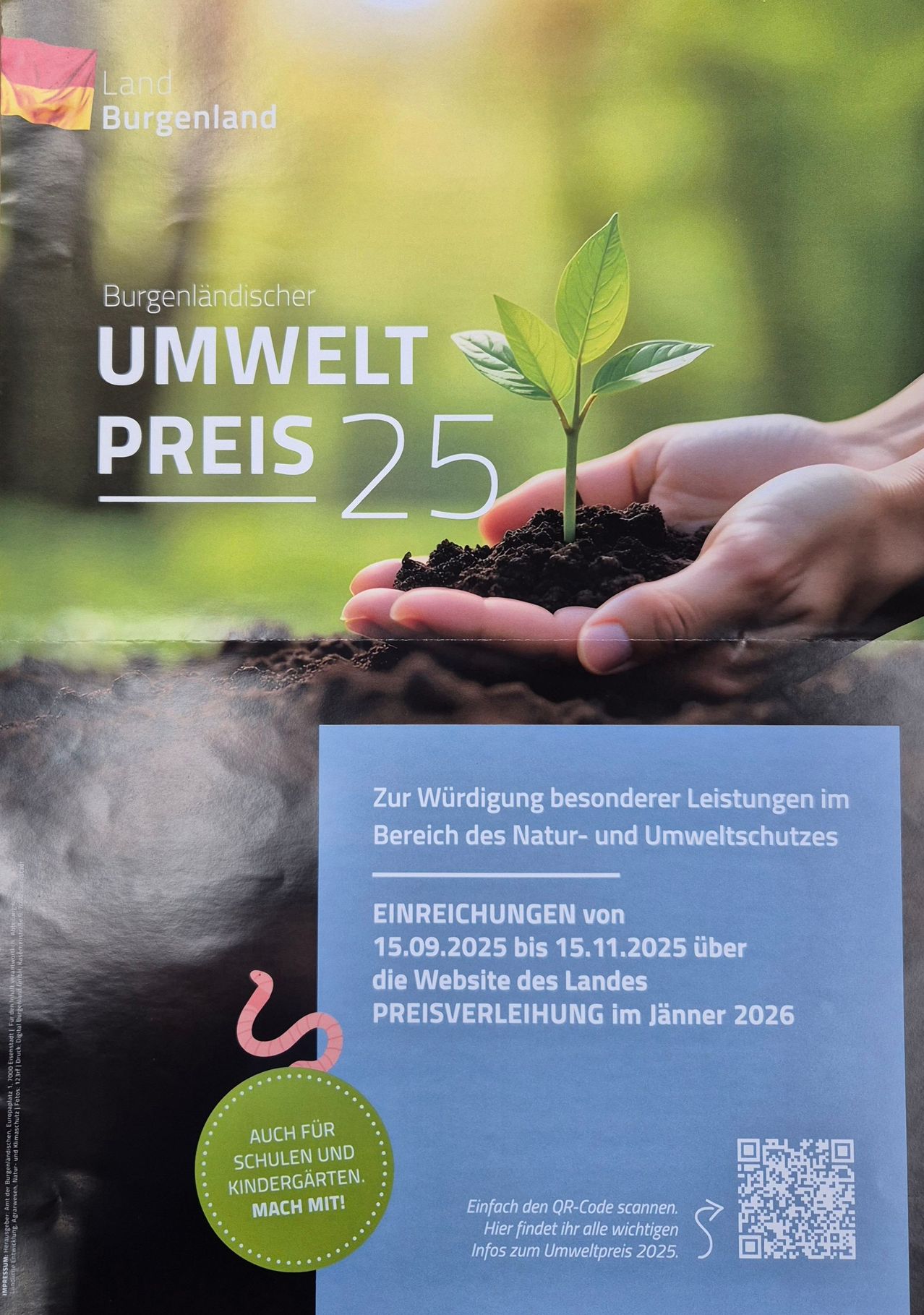 Plakat für den Burgenländischen Umweltpreis 25. Es zeigt Hände, die eine Pflanze halten, und Text in Fettdruck über Einreichungen bis 15.11.2025.