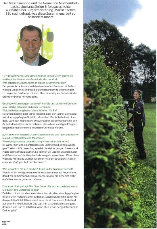 Das Bild zeigt einen Mann und eine Frau in einem Park. Der Mann trimmt eine Hecke, während die Frau neben ihm steht. Ein deutscher Text ist über das Bild gelegt.