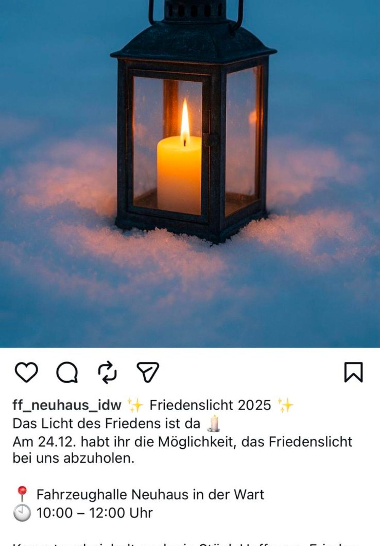 Ein Laternen mit einer brennenden Kerze darin, im Schnee platziert. Eine Nachricht darunter lautet 'Friedenslicht 2025', und eine weitere Nachricht erwähnt die Möglichkeit, das Friedenslicht am 24. Dezember abzuholen.
