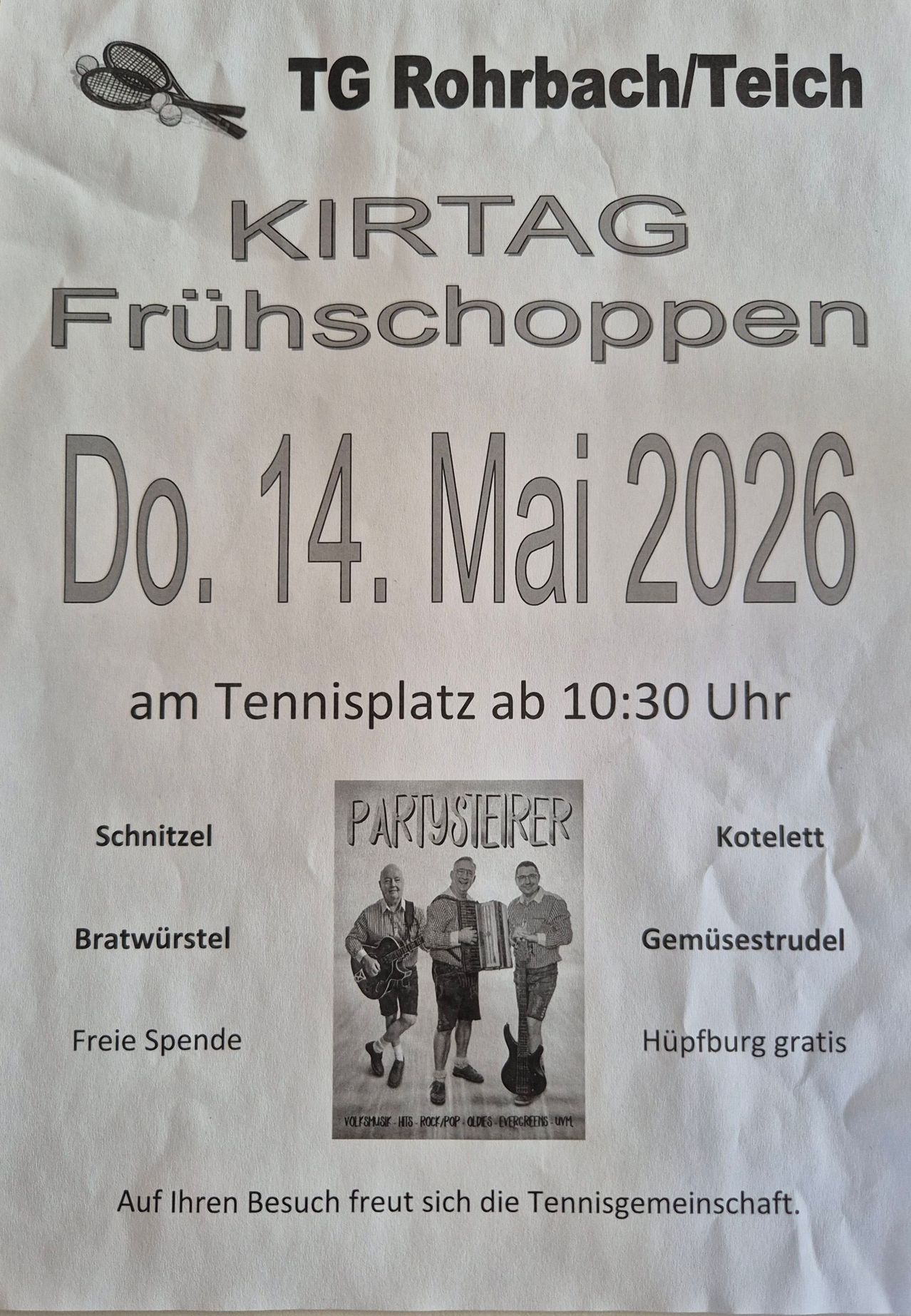 Das Plakat bewirbt ein Dorffest am 14. Mai 2026. Es beginnt um 10:30 Uhr auf dem Tennisplatz. Es gibt Bratwurst, kostenlose Getränke und Gemüse. Es ist ein Foto von drei Männern mit Musikinstrumenten.