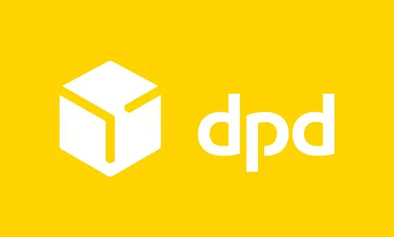 Das Logo für DPD wird auf einem gelben Hintergrund angezeigt. Das Logo besteht aus einem weißen Kasten mit einem nach links zeigenden Pfeil. Die Buchstaben DPD sind weiß.