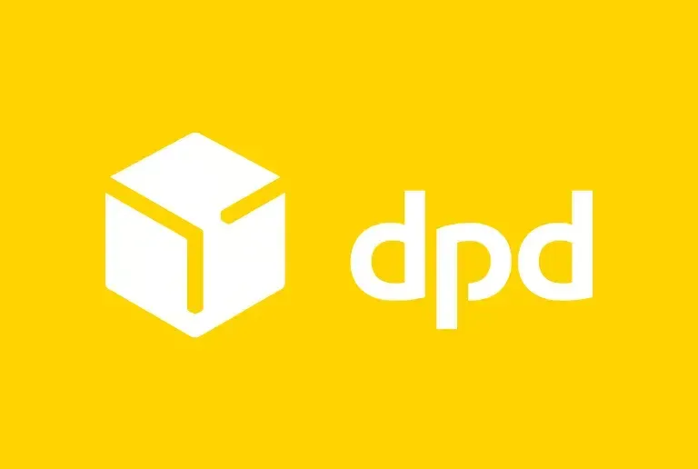 Das Logo für DPD wird auf einem gelben Hintergrund angezeigt. Das Logo besteht aus einem weißen Kasten mit einem nach links zeigenden Pfeil. Die Buchstaben DPD sind weiß.