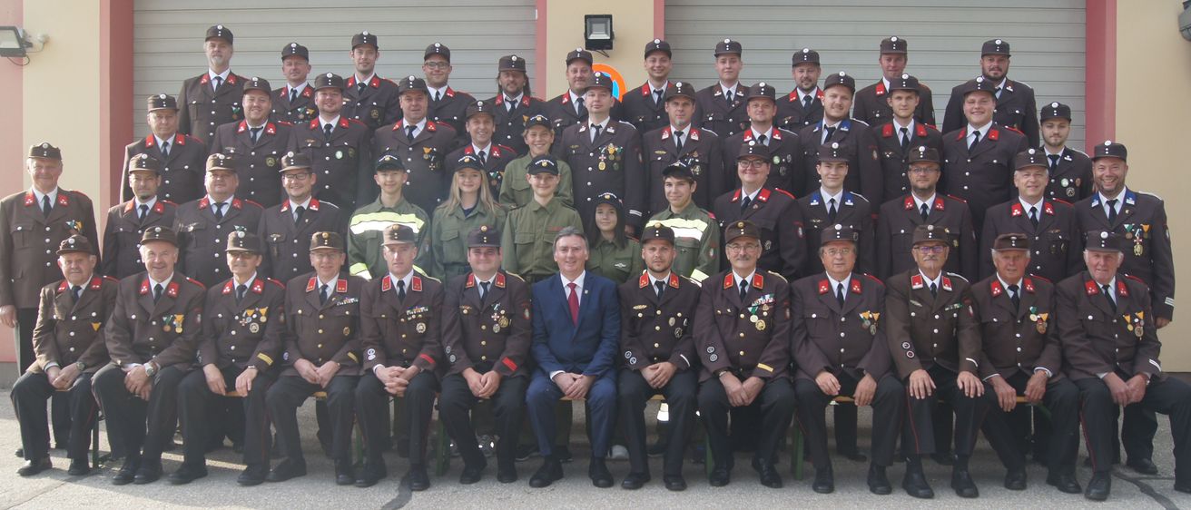 Bild enthält, People, Person, Adult, Male, Man, Hat, Tie, Shoe, Wristwatch, Officer